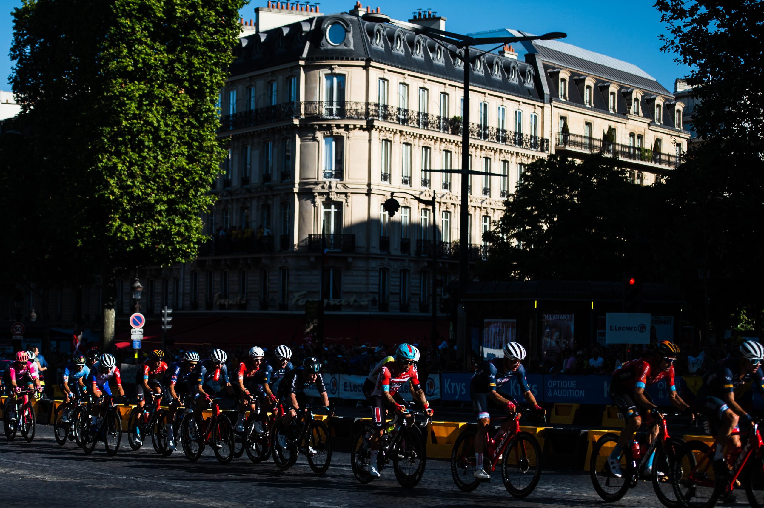 Daarna komen de heren het toneel van de Champs-Élysées op
